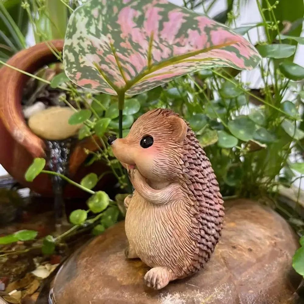 Cute Leaf Umbrella Hedgehog Figurine Weatherproof Resin Garden Hedgehog Statue Handmade Small Hedgehog Sculpture Patio Decor